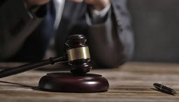 قاضي التحقيق الاول في بيروت بالانابة  بلال حلاوي يستجوب في هذه الاثناء وزير الاقتصاد السابق امين سلام