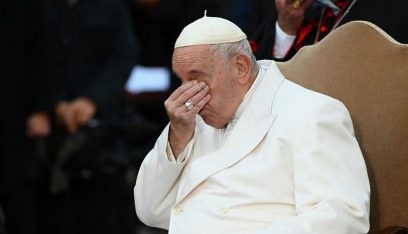 البابا فرنسيس يبكي عند ذكر أوكرانيا “الشهيدة”