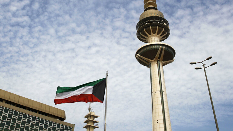 الكويتيون يدلون بأصواتهم لانتخاب ثالث برلمان في 30 شهرا