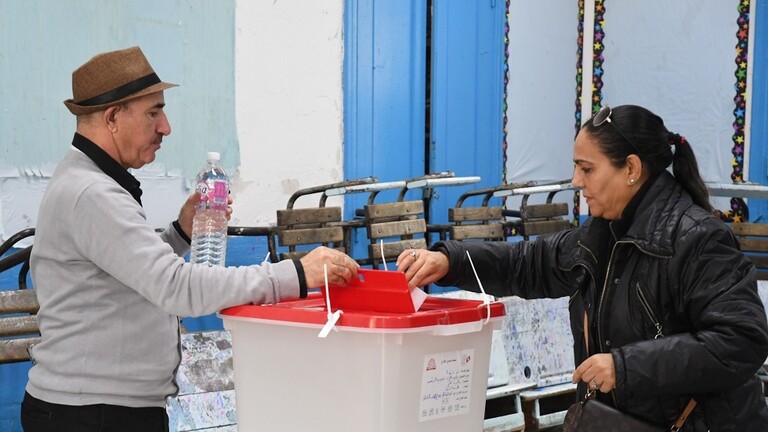 تونس.. التحقيق بشبهة شراء الأصوات في أحد مراكز الاقتراع