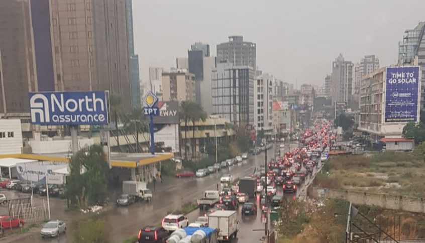 “التحكم المروري”: حركة المرور كثيفة على اوتوستراد ميرنا الشالوحي الدكوانة باتجاه اوتوستراد نهر الموت
