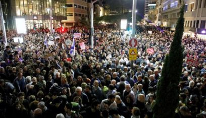 عشرات الآلاف يتظاهرون ضد نتنياهو في “تل أبيب” ومدن أخرى