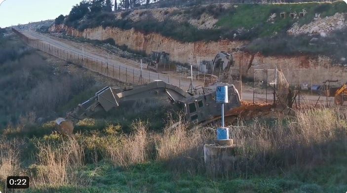بالفيديو: جرافات العدو تجاوزت بوابة السياج التقني في وادي هونين