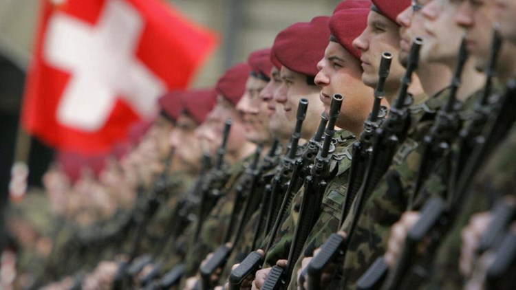 “بلومبيرغ”: سويسرا تسعى لتخفيف القيود على تصدير الأسلحة إلى أوكرانيا