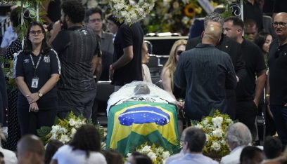 الشعب البرازيلي يودع أسطورته بيليه في جنازة مهيبة بـ”سانتوس”