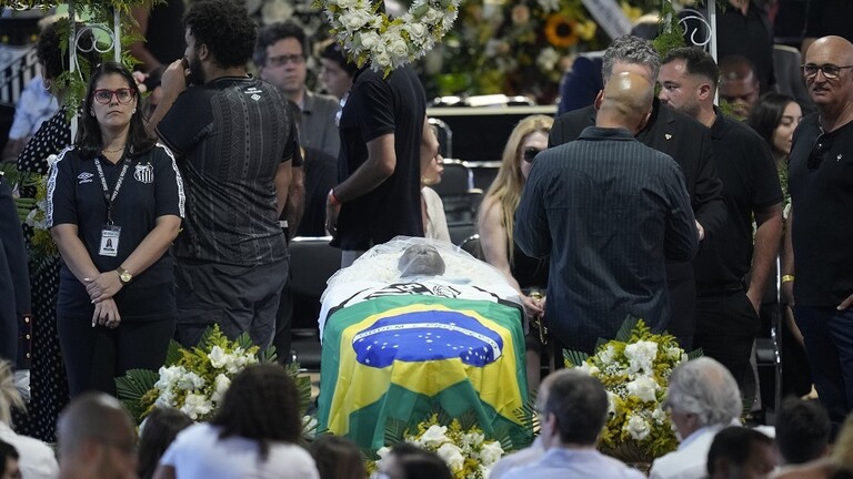 الشعب البرازيلي يودع أسطورته بيليه في جنازة مهيبة بـ”سانتوس”