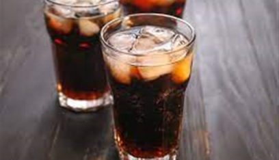 خبراء الصحة: 3 أغذية لا تتناولها مع المشروبات الغازية…مؤذية جدا للصحة!