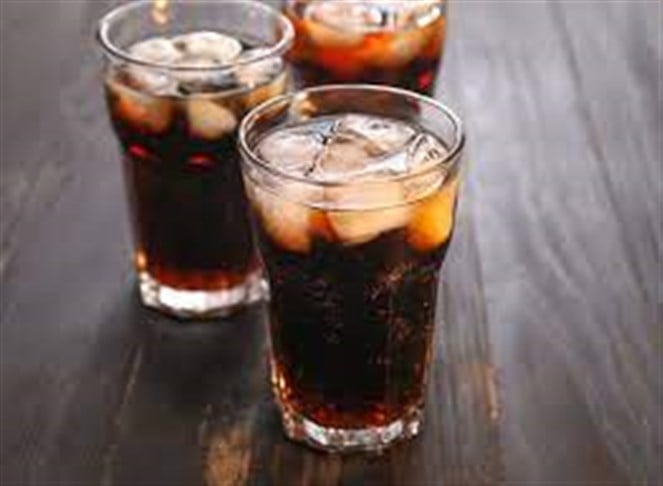 خبراء الصحة: 3 أغذية لا تتناولها مع المشروبات الغازية…مؤذية جدا للصحة!