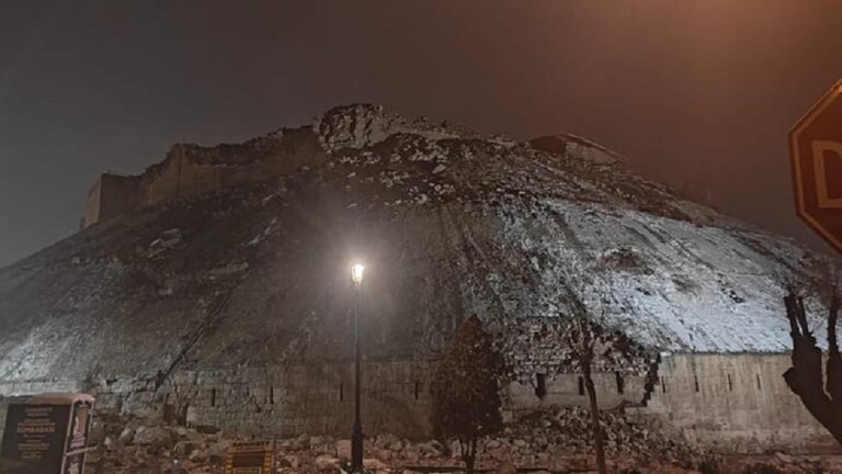 بالفيديو: انهيار قلعة غازي عنتاب التاريخية جراء الزلزال!