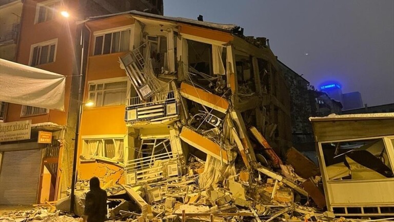 انفجارات وحريق بخط أنابيب غاز في هاتاي التركية جراء الزلزال