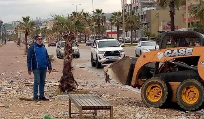 فرق بلدية صيدا تواصل إستنفارها وترفع أضرار العاصفة