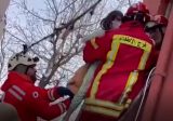 بالفيديو: الفريق اللبناني في تركيا ينقذ امرأة وابنتها من أحد المباني المدمرة