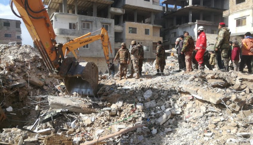 فوج الهندسة في الجيش بدأ أعمال البحث والإنقاذ في مدينتي البستان التركية وجبلة السورية