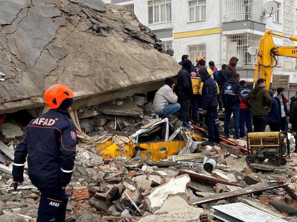 رئيس إدارة الكوارث والطوارئ التركية يعلن ارتفاع عدد قتلى الزلزال جنوبي البلاد إلى 1014 شخصاً