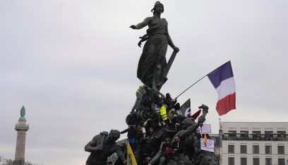 فرنسا.. نحو مليون شخص يشاركون في الاحتجاجات على إصلاح التقاعد
