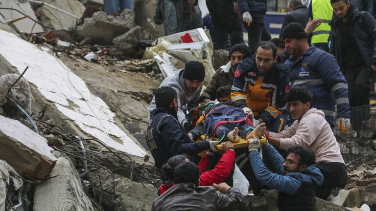 إدارة الكوارث والطوارئ التركية: إنقاذ أكثر من 7 آلاف شخص من تحت أنقاض الزلزال