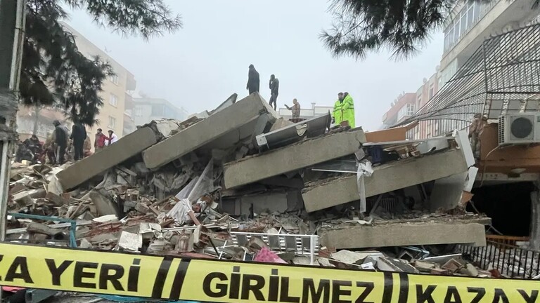تركيا.. ارتفاع عدد ضحايا الزلزال المدمر إلى 912 قتيلا و5383 مصاباً