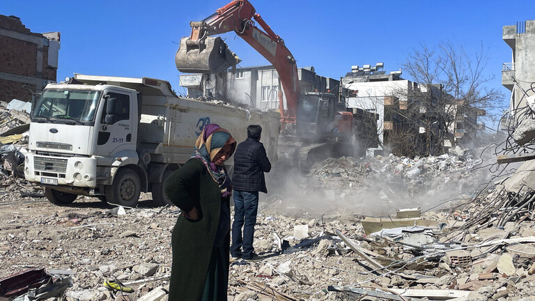 سانا: هجوم يستهدف مبنى سكنياً في حي المزة بدمشق ناجم عن عدوان إسرائيلي (فيديو)