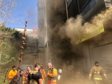 الدفاع المدني يسيطر على حريق مستودع لتجهيز المطابخ في بلونة وانتهاء عمليات التبريد