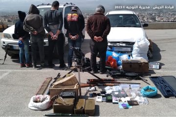 الجيش: توقيف أشخاص وضبط أسلحة ومخدرات في حي الشراونة بعلبك(بالصور)