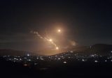 بالفيديو: العدو الاسرائيلي يلقي قذائف ضوئية بين رميش ويارون