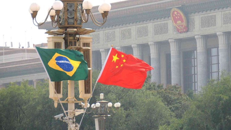 البرازيل والصين توقعان اتفاقية للتجارة باليوان