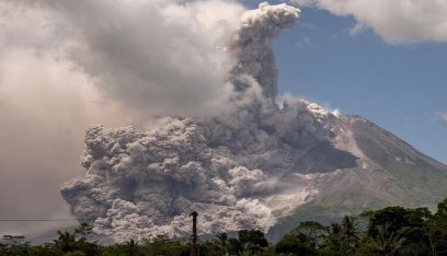 إندونيسيا.. انفجار بركان “ميرابي” يغطي قرى كاملة بالرماد