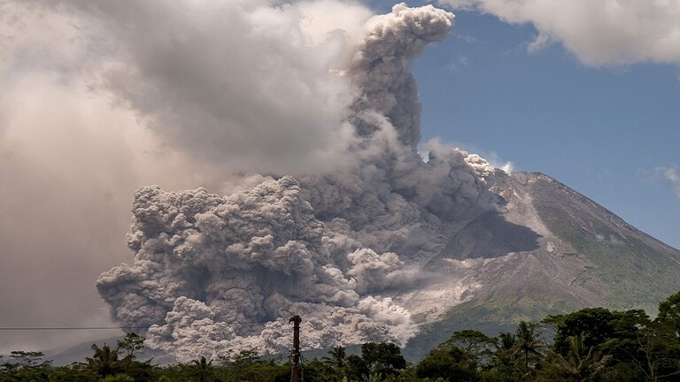 إندونيسيا.. انفجار بركان “ميرابي” يغطي قرى كاملة بالرماد