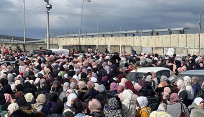 طوابير من الفلسطينيين بانتظار الدخول إلى القدس.. و”إسرائيل” تغلق الضفة والمعابر مع غزة