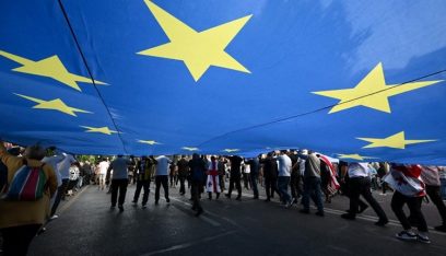 “بوليتيكو”: الاتحاد الأوروبي على حافة الانقسام حول قضية الصين