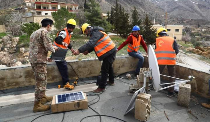 بالتعاون مع الجيش…تركيب مصابيح الإنارة على الطاقة الشمسيّة في 70 بلدة عند الحدود الشمالية والشرقية