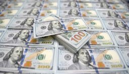 الدولار يتراجع مع تصاعد القلق من مشروع إنفاق ترامب