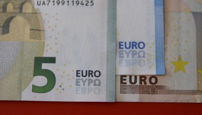اليورو يتخلى عن ذروة أسبوع قبل بيانات تضخم في أوروبا