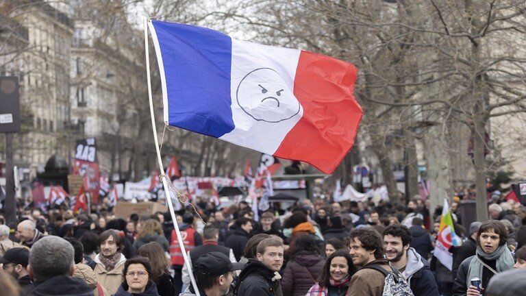 فرنسا.. عدد المشاركين في الاحتجاجات وصل إلى 740 ألف شخص