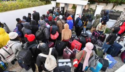 بعد حملات عدائية تجاه المهاجرين…إقلاع أول طائرة لإجلاء مهاجرين من تونس
