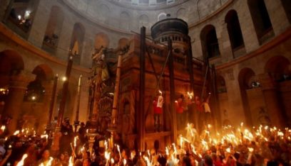 القدس: تجمع آلاف الحجاج لرؤية خروج النار المقدسة من قبر المسيح