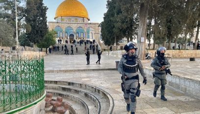 قوات العدو الإسرائيلي تقتحم المصلى القبلي تزامنًا مع اقتحام المستوطنين للمسجد الأقصى (الجزيرة)