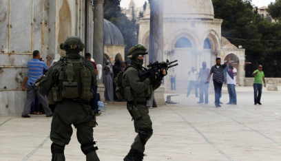 الشرطة الاسرائيلية تحاول إخراج المعتكفين الفلسطينيين من الأقصى