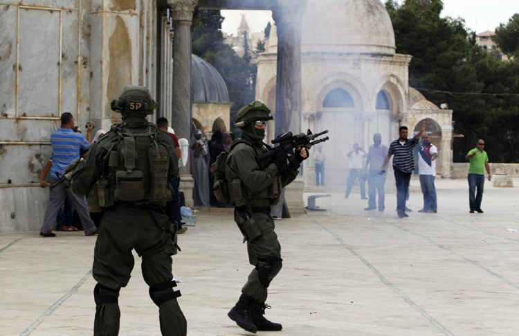الشرطة الاسرائيلية تحاول إخراج المعتكفين الفلسطينيين من الأقصى