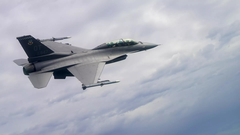 طائرتان أميركيتان من طراز F-16 تهبطان اضطرارياً في اليابان