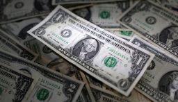 الدولار يتراجع بضغط من تقييم احتمالات خفض الفائدة