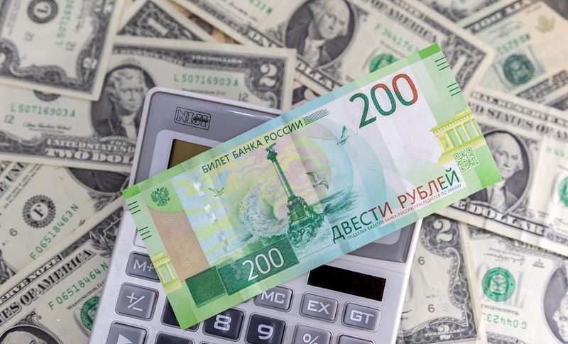 الروبل الروسي يعكس الاتجاه ويصعد أمام الدولار واليورو