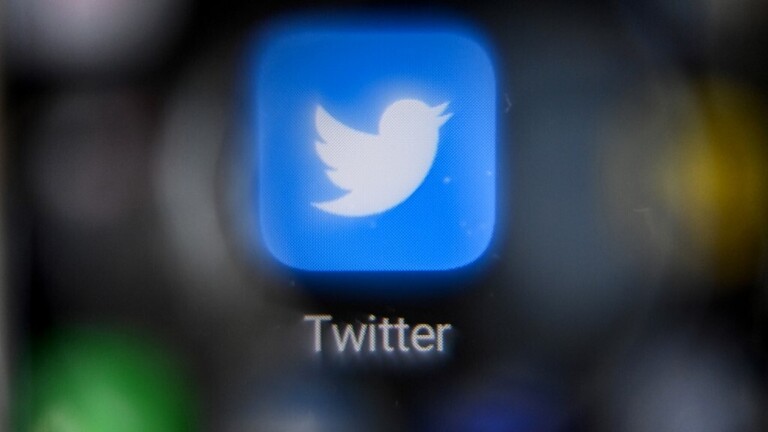 عودة العلامة الزرقاء على “تويتر” إلى حسابات مشاهير دون موافقتهم