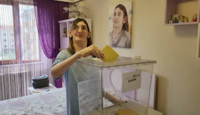 بالفيديو: أطول امرأة في العالم تدلي بصوتها في انتخابات تركيا