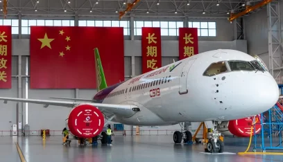 إقلاع أول طائرة ركاب صينية الصنع في رحلتها التجارية الأولى