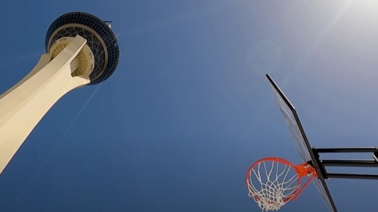 كرة السلة.. تسديدة تخطف الأنفاس من مسافة 250 مترًا ورقم قياسي عالمي!