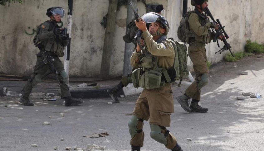 قوات الاحتلال الإسرائيلي تقتحم منطقة دائرة السير في الخليل وتغلق كل المداخل المؤدية للمنطقة