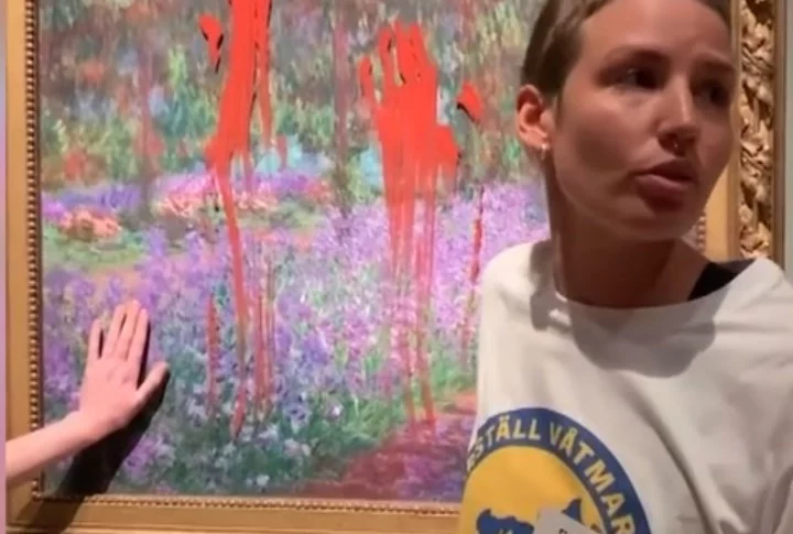 السويد: ناشطتا بيئة تلقيان طلاء أحمر على لوحة مونيه