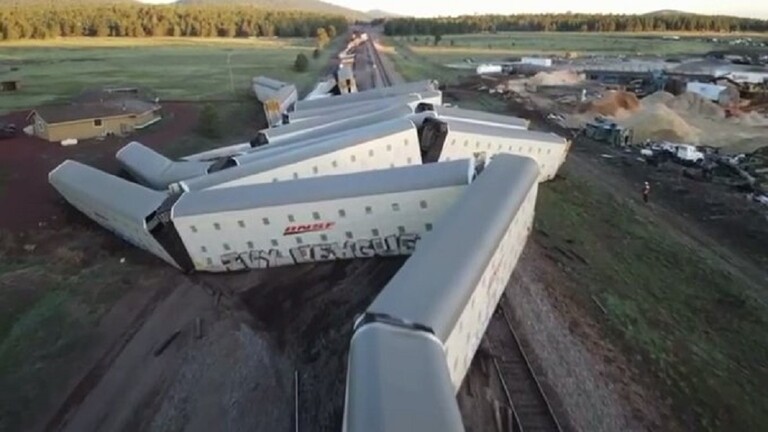 بالفيديو: قطار يخرج عن مساره في ولاية أريزونا