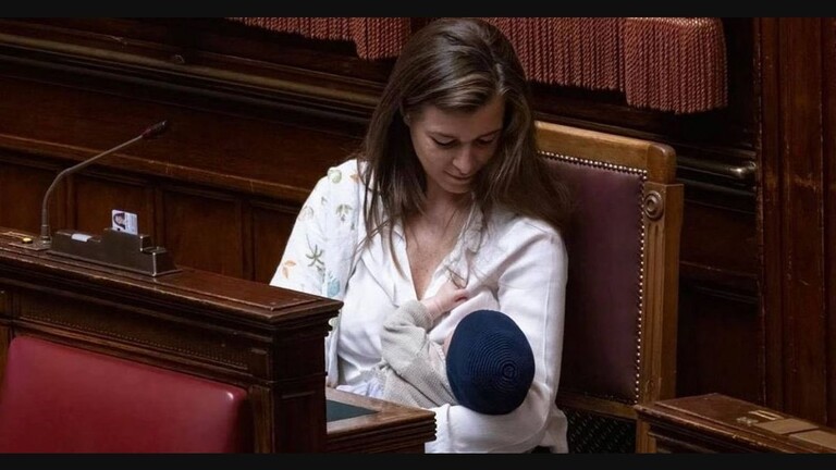 بالفيديو: نائبة ترضع طفلها في البرلمان الإيطالي!